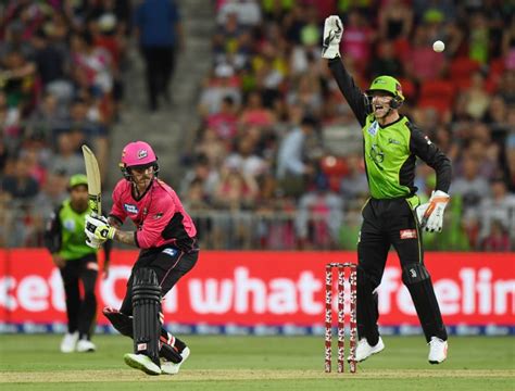 Nic Maddinson's Sydney Sixers lose opening Big Bash match thriller to ...