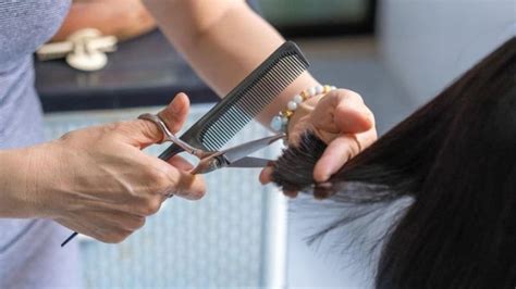 Costly Snip: Hair Salon Ordered To Pay RM1.4M to Model Over 'Wrong Haircut' | Astro Ulagam