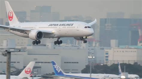 A passenger plane landing with the big city of Tokyo in the background #3 - YouTube