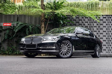 Black BMW 7-Series Emphasized by Chrome Trim — CARiD.com Gallery