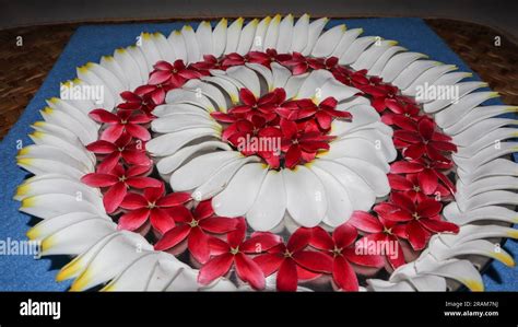 Aarti ki Thali or Puja thaali decorated with fresh flowers. Aarti thali ...