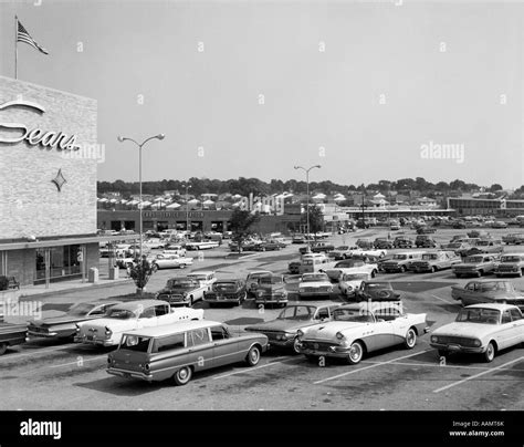 1950s SHOPPING MALL & CROWDED PARKING LOT Stock Photo - Alamy