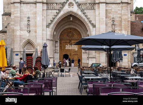 Chalon Cathedral, Place Saint Vincent, Chalon-Sur-Saone, Eastern France Stock Photo - Alamy