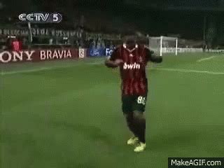 Ronaldinho GIF - Ronaldinho Dance - Discover & Share GIFs