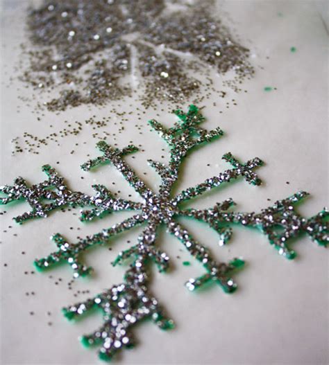 DIY yes! Do It Yourself!: Plastic Berry Baskets Into Glittery Snowflakes