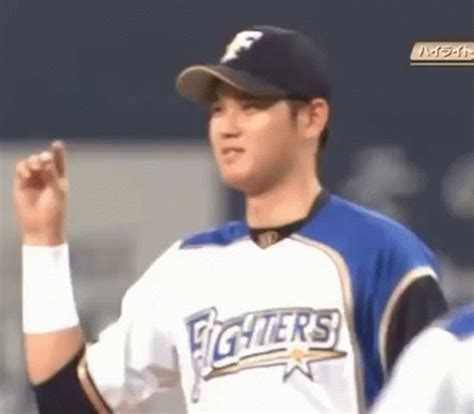 Shohei Ohtani Finger Heart GIF | GIFDB.com