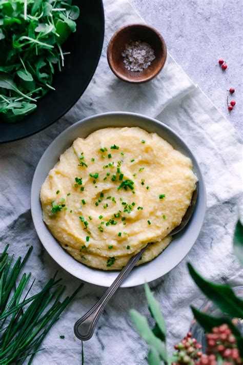 4-Ingredient Cheddar Chive Polenta Recipe ⋆ 10-Minute Cheesy Polenta!