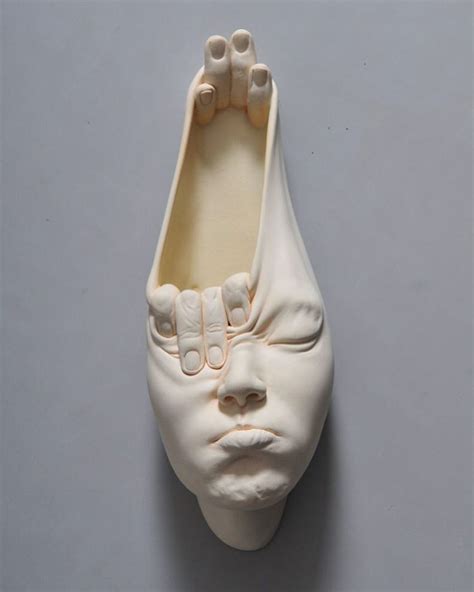 Les sculptures de visages de porcelaine tordus de Johnson Tsang ...