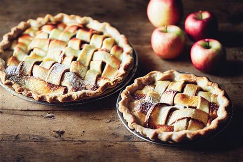 Premium Photo | Apple pie with powdered sugar on wooden table