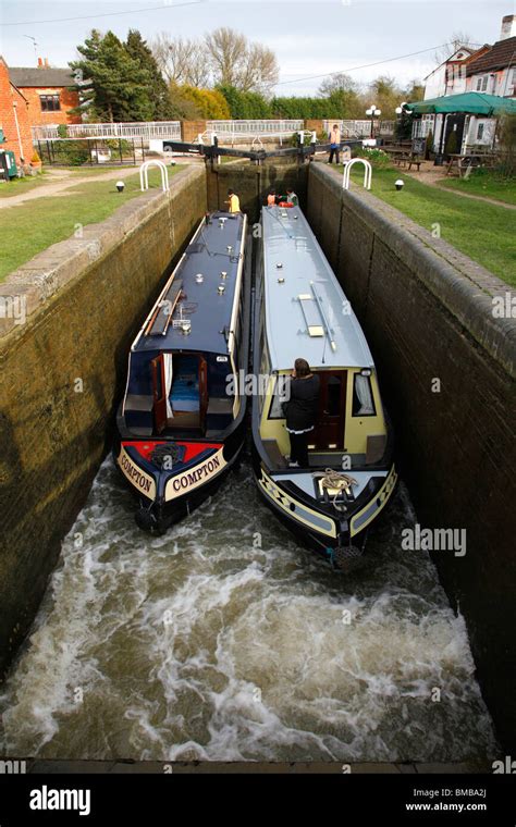 NARROW BOATS IN LOCK GRAND UNION CANAL BUCKBY LOCK NORTHAMPTONSHIRE ...