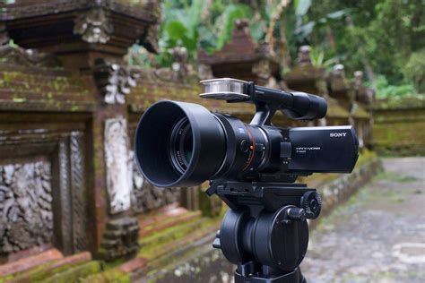 UrbanFox.TV Blog: Sony's HD DSLR in a Handycam