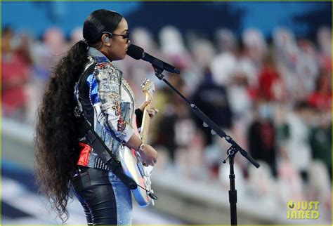 H.E.R. Sings 'America the Beautiful' at Super Bowl 2021 - Watch Video ...