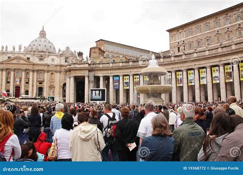 Crowd In St Peter's Square Editorial Photography - Image: 19368772