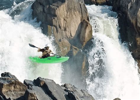 Expert kayakers fly over white-water rapids at the Great Falls Race of 2016 - The Washington Post