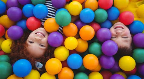 Piscina de pelotas y sus beeneficios en el desarrollo de tu niño