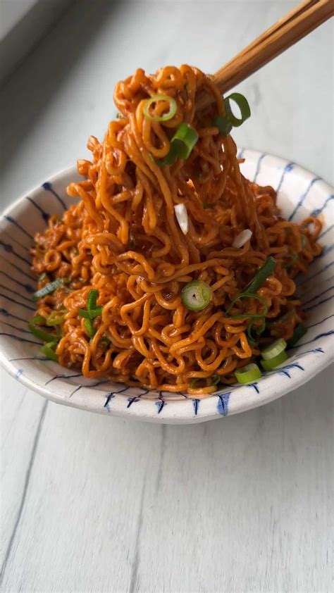 10 Minute Gochujang Noodles | Carole Food