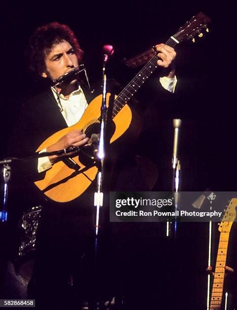 293 Bob Dylan 1974 Photos & High Res Pictures - Getty Images