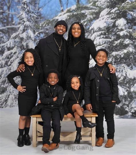 FAMILY! in 2023 | Family picture outfits, Family christmas pictures ...