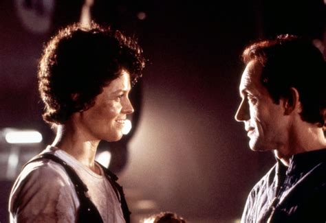 'Aliens': Lance Henriksen breaks down Bishop's knife trick from James Cameron's classic sequel