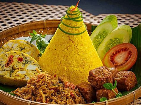 5 Lauk Pauk yang Sering Muncul Pada Sajian Nasi Kuning Tumpeng ...