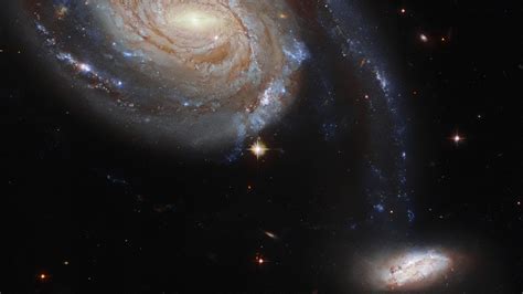 Hubble telescope spots a pair of 'squabbling' galaxies locked in cosmic ...