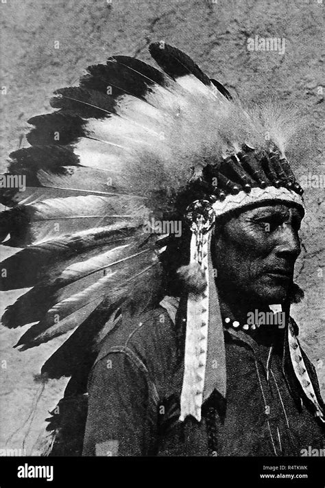 A 1946 image of a genuine native american Indian chief in full feather headdress Stock Photo - Alamy