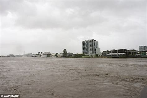 Residents in Mackay urged to evacuate after Cyclone Debbie | Daily Mail ...