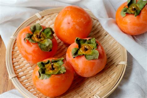 What Does a Persimmon Taste Like? - The Kitchen Community