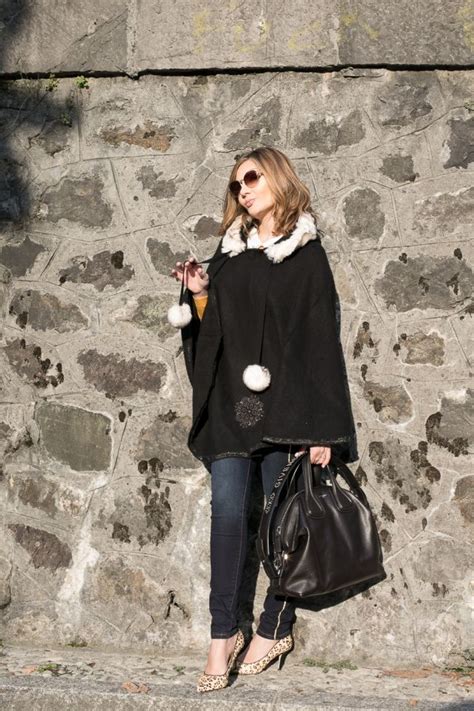 Black cape for an effortless winter style (Fashion blogger outfit) | Fashion blogger outfit ...