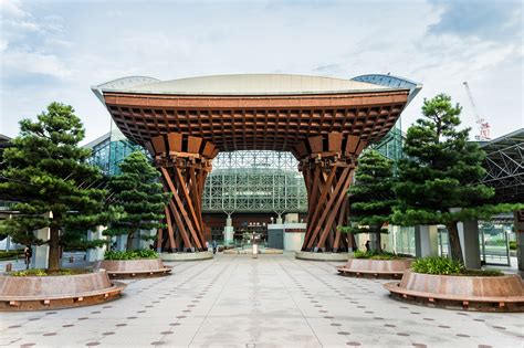 Kanazawa Station (Tsuzumimon Gate) | Ishikawa Travel