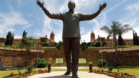 Mandela statue unveiled – DW – 12/16/2013