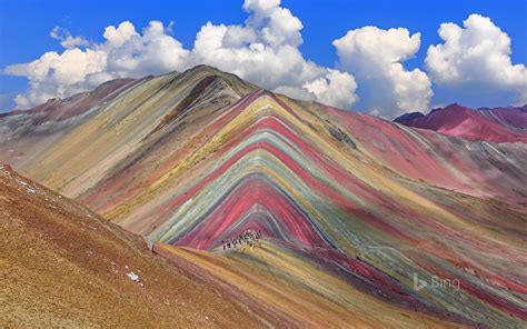 Vinicunca Mountain in the Cusco Region of Peru - WindowsCenter.nl