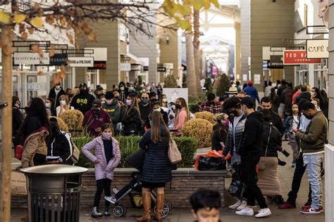 Livermore outlets packed despite stay-at-home order