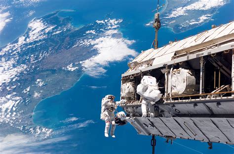 File:STS-116 spacewalk 1.jpg - Wikipedia