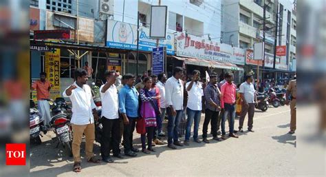 DYFI protests collection of user fee for parking vehicles on roadsides in Trichy | Trichy News ...