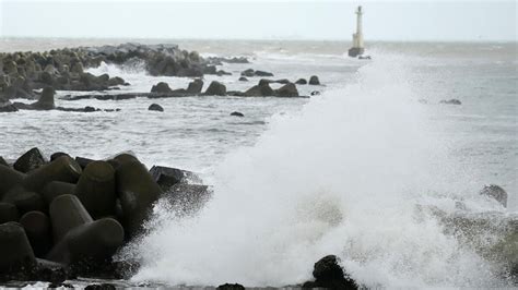 Tsunami warning in Japan after major earthquake in central Japan