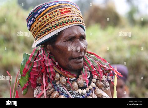 Native Woman in Papua New Guinea Stock Photo - Alamy