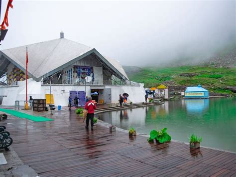 Hemkund Sahib Trek: Planning this Amazing Trip in Just 2500 INR - Meander Wander