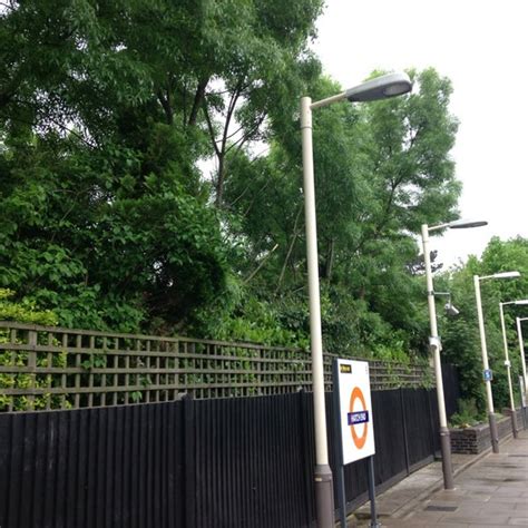 Hatch End London Overground Station - 2 tips