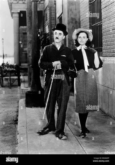 CHARLIE CHAPLIN, PAULETTE GODDARD, MODERN TIMES, 1936 Stock Photo - Alamy