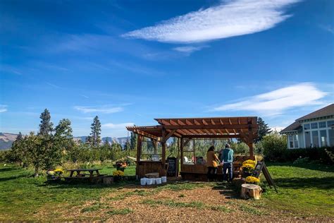 Best Stops Along the Hood River Fruit Loop in Oregon | Two Wandering Soles