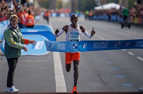 Eliud Kipchoge sets new world record at Berlin Marathon 2022