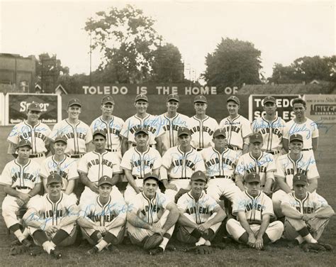 1946 Toledo Mud Hens Team-Signed Photo w/Pete Gray (PSA/DNA)