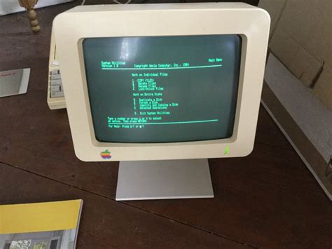 Apple IIc computer 1985 incl. monitor, Instruction discs, Apple Games, manuals and Apple ...