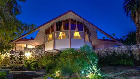 Elvis Presley's Palm Springs honeymoon home has lingered on market for ...