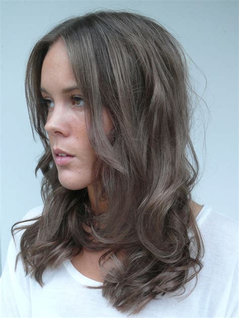 Kall hårfärg i kallt väder. | Strandsalongen | Cool brown hair, Dark brown hair color, Ashy hair