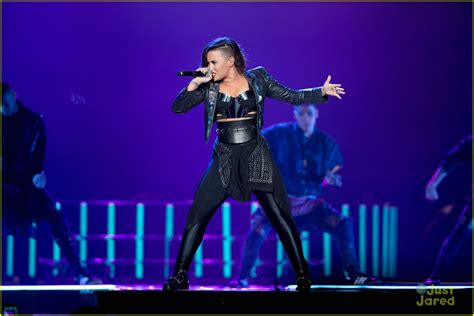 Demi Lovato & Joe Jonas Reunite For 'This Is Me' At LA Concert - Watch ...