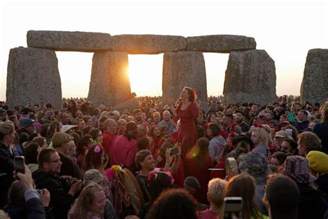 Antlers and fancy dress: Stonehenge welcomes 8,000 visitors for summer solstice - WHYY