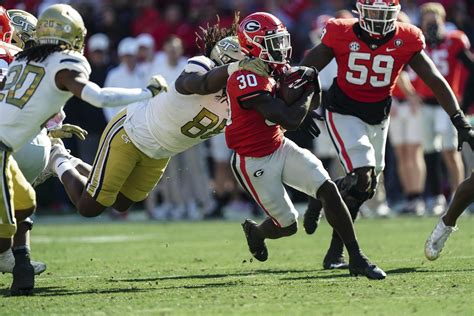 No. 1 Georgia overcomes slow start, routs Georgia Tech 37-14 | AP News