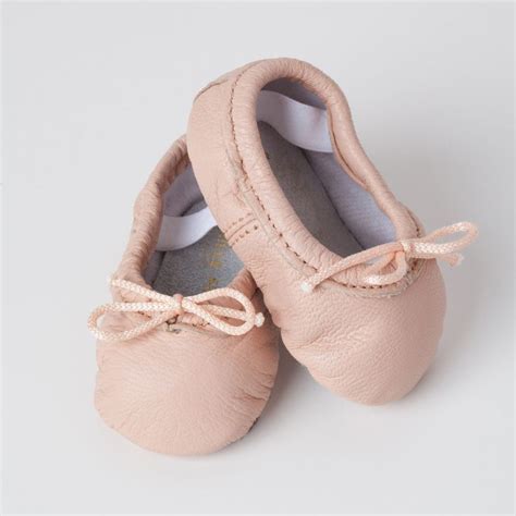 Oh my goodness, how divine are these tiny pink baby ballet shoes ...